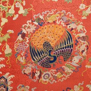 Un écran en soie brodée à décor de phénix sur fond rouge, époque Qianlong — photo 3