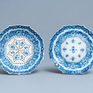 Un égouttoir à fraises sur son support en faïence de Delft en bleu et blanc, 18ème — photo 2