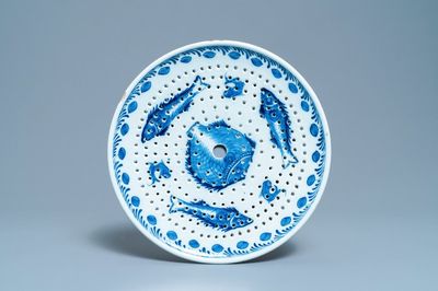 Un égouttoir à poissons en faïence de Delft en bleu et blanc, 18ème
