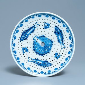 Un égouttoir à poissons en faïence de Delft en bleu et blanc, 18ème — photo 1