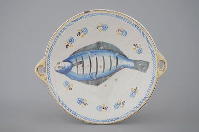 Un égouttoir à poissons en faïence frise, probablement Makkum, 19ème siècle