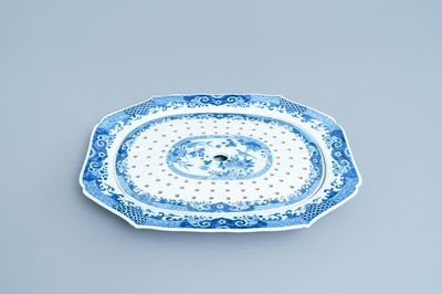 Un égouttoir à poissons sur son support en porcelaine de Chine en bleu et blanc, Qianlong