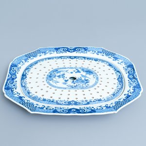 Un égouttoir à poissons sur son support en porcelaine de Chine en bleu et blanc, Qianlong — photo 1