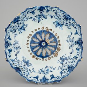 Un égouttoir en Delft, une bouquetière et un porte-huilier en faïence française, 18ème — photo 2