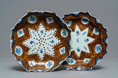 Un égouttoir sur présentoir en faïence de Delft bleu et blanc à fond brun capucin, 18ème