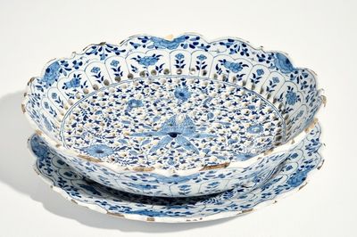 Un égouttoir sur présentoir en faïence de Delft bleu et blanc, marque pseudo-chinoise, 18ème
