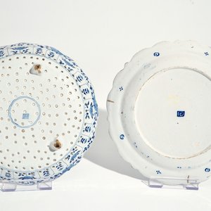 Un égouttoir sur présentoir en faïence de Delft bleu et blanc, marque pseudo-chinoise, 18ème — photo 3