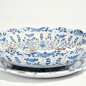 Un égouttoir sur présentoir en faïence de Delft bleu et blanc, marque pseudo-chinoise, 18ème — photo 4