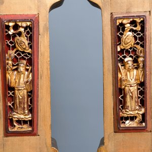 Un élément en bois sculpté et doré reposant sur deux piliers, Chine, 19ème — photo 11