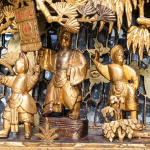 Un élément en bois sculpté et doré reposant sur deux piliers, Chine, 19ème — photo 19