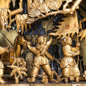 Un élément en bois sculpté et doré reposant sur deux piliers, Chine, 19ème — photo 21