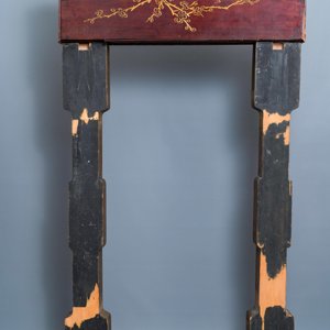 Un élément en bois sculpté et doré reposant sur deux piliers, Chine, 19ème — photo 3