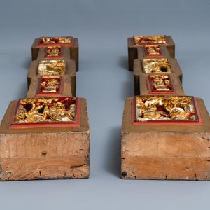 Un élément en bois sculpté et doré reposant sur deux piliers, Chine, 19ème — photo 9