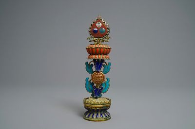 Un emblème d'autel bouddhiste en émaux cloisonnés et bronze doré, Chine, 19ème