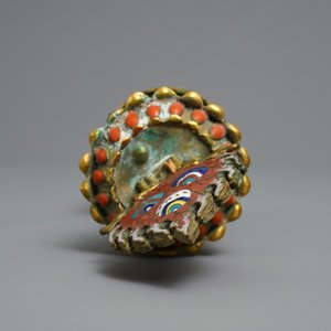 Un emblème d'autel bouddhiste en émaux cloisonnés et bronze doré, Chine, 19ème — photo 6