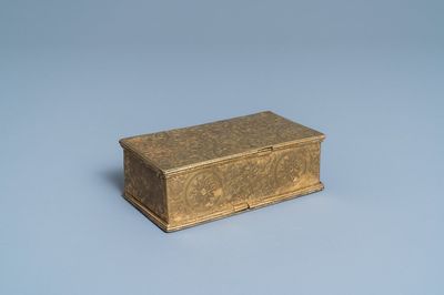 Un encrier de voyage en laiton doré et gravé avec un compartiment secret, 17ème