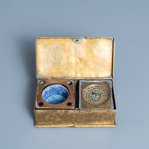 Un encrier de voyage en laiton doré et gravé avec un compartiment secret, 17ème — photo 2
