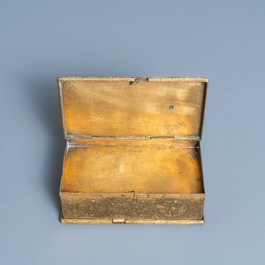 Un encrier de voyage en laiton doré et gravé avec un compartiment secret, 17ème — photo 3