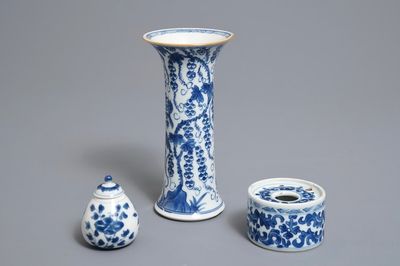 Un encrier et deux vases en porcelaine de Chine bleu et blanc, Kangxi