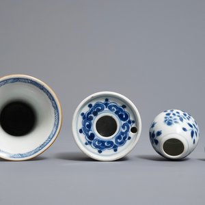 Un encrier et deux vases en porcelaine de Chine bleu et blanc, Kangxi — photo 6