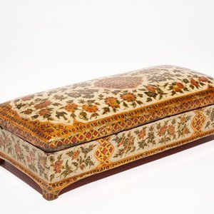 Un encrier ou qalamdan rectangulaire en papier mâché peint et laqué, Qajar, Iran, 19ème — photo 1