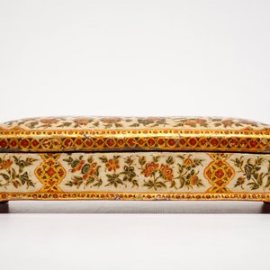 Un encrier ou qalamdan rectangulaire en papier mâché peint et laqué, Qajar, Iran, 19ème — photo 2
