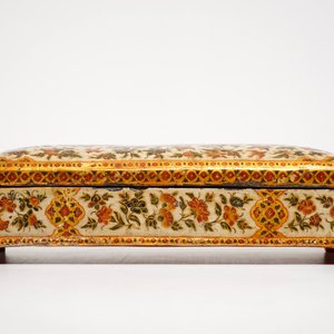 Un encrier ou qalamdan rectangulaire en papier mâché peint et laqué, Qajar, Iran, 19ème — photo 4