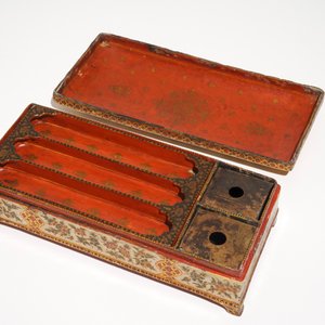 Un encrier ou qalamdan rectangulaire en papier mâché peint et laqué, Qajar, Iran, 19ème — photo 8