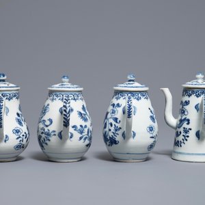 Un ensemble à épices sur présentoir en porcelaine de Chine bleu et blanc, Qianlong — photo 5