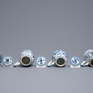 Un ensemble à épices sur présentoir en porcelaine de Chine bleu et blanc, Qianlong — photo 6
