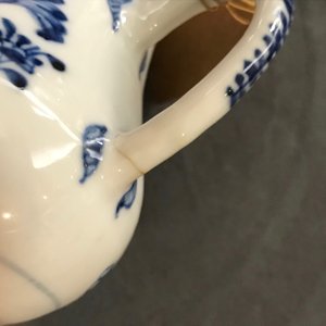 Un ensemble à épices sur présentoir en porcelaine de Chine bleu et blanc, Qianlong — photo 9