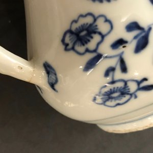 Un ensemble à épices sur présentoir en porcelaine de Chine bleu et blanc, Qianlong — photo 10