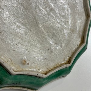 Un ensemble à hors d'oeuvres en biscuit émaillé vert sur plateau en bois, Chine, Kangxi — photo 11