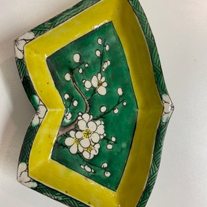 Un ensemble à hors d'oeuvres en biscuit émaillé vert sur plateau en bois, Chine, Kangxi — photo 21