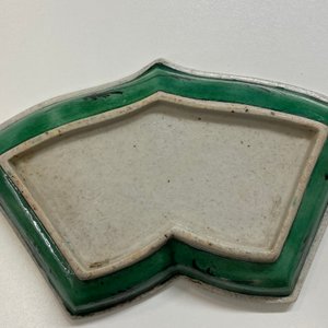 Un ensemble à hors d'oeuvres en biscuit émaillé vert sur plateau en bois, Chine, Kangxi — photo 28