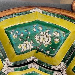 Un ensemble à hors d'oeuvres en biscuit émaillé vert sur plateau en bois, Chine, Kangxi — photo 31
