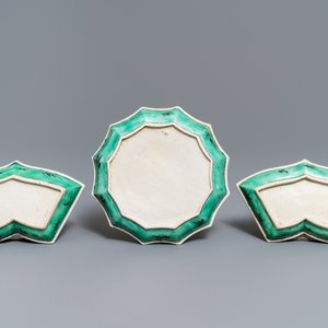 Un ensemble à hors d'oeuvres en biscuit émaillé vert sur plateau en bois, Chine, Kangxi — photo 4