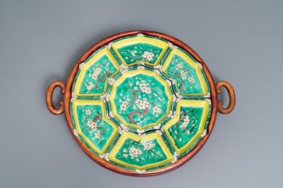 Un ensemble à hors d'oeuvres en biscuit émaillé vert sur plateau en bois, Chine, Kangxi