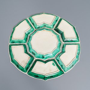 Un ensemble à hors d'oeuvres en biscuit émaillé vert sur plateau en bois, Chine, Kangxi — photo 2