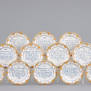 Un ensemble complet de 12 assiettes de marriage, en faïence de Delft polychrome, daté 1831 — photo 1