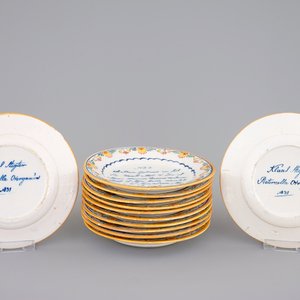 Un ensemble complet de 12 assiettes de marriage, en faïence de Delft polychrome, daté 1831 — photo 2