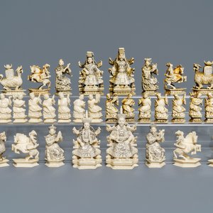 Un ensemble complet de 32 pièces d'échecs en ivoire, Chine, vers 1920 — photo 1