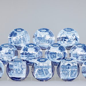 Un ensemble de 12 assiettes de la série des mois en faïence de Delft, 19ème — photo 1