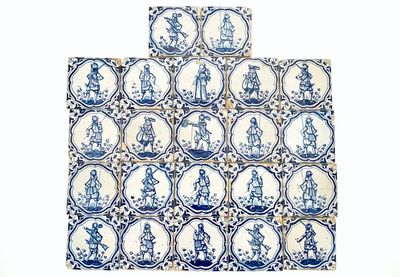 Un ensemble de 22 carreaux en faïence de Delft bleu et blanc aux soldats d'après Jacob de Gheyn, 17ème