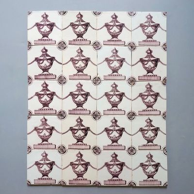 Un ensemble de 24 carreaux en manganèse de Delft décore d'urnes de style empire, fin du 18ème siècle
