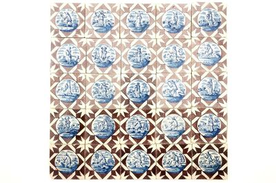 Un ensemble de 25 carreaux en faïence de Delft bleu, blanc et manganèse, 18ème