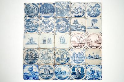 Un ensemble de 25 carreaux en faïence de Delft bleu et blanc et manganèse aux sujets religieux, 18ème