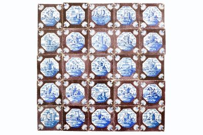 Un ensemble de 25 carreaux en faïence de Delft bleu et blanc sur fond manganèse, 18ème