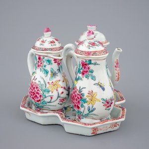 Un ensemble de 3 aiguières sur présentoir en porcelaine de Chine famille rose, Yongzheng, 1723-1735 — photo 1