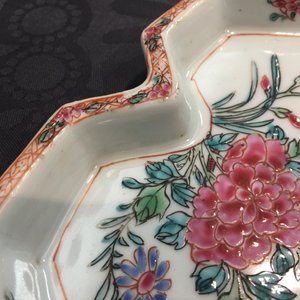 Un ensemble de 3 aiguières sur présentoir en porcelaine de Chine famille rose, Yongzheng, 1723-1735 — photo 13
